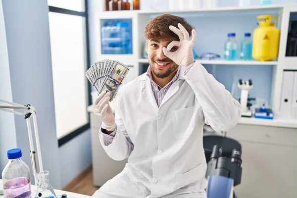 Арабский Человек Бородой Работает Лаборатории Ученый Держит Деньги Улыбаясь Счастливый — стоковое фото