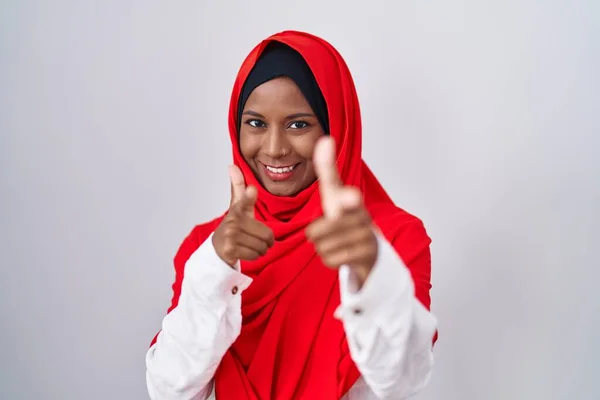 Jovem Árabe Mulher Vestindo Tradicional Islâmico Hijab Cachecol Apontando Dedos — Fotografia de Stock