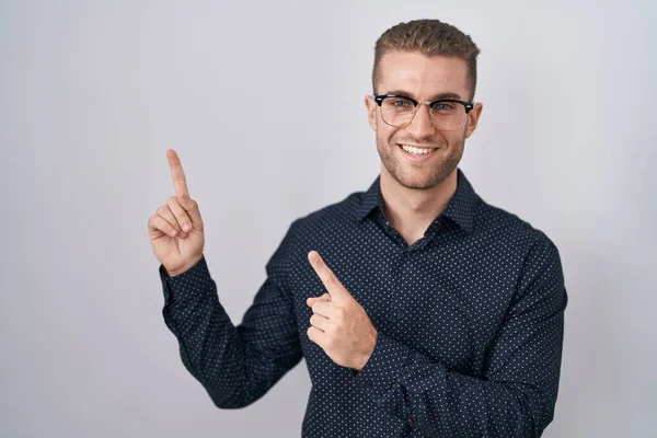 Young Caucasian Man Standing Isolated Background Smiling Looking Camera Pointing — Stock Photo, Image