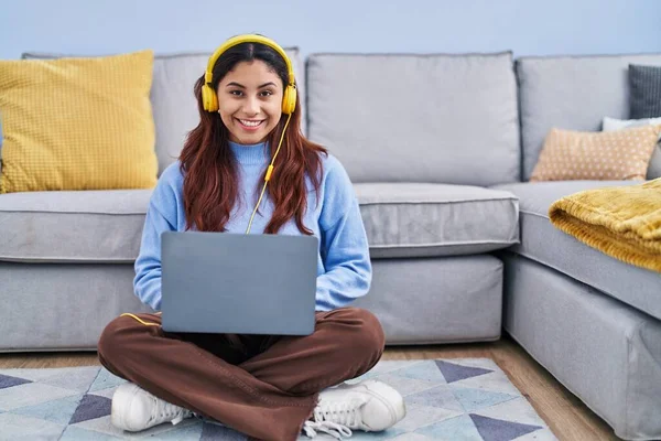 Young Hispanic Woman Using Laptop Headphones Sitting Floor Home — Φωτογραφία Αρχείου