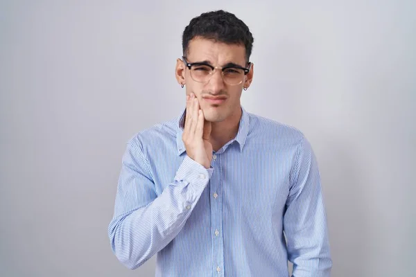 Snygg Latinamerikansk Man Klädd Affärskläder Och Glasögon Röra Munnen Med — Stockfoto