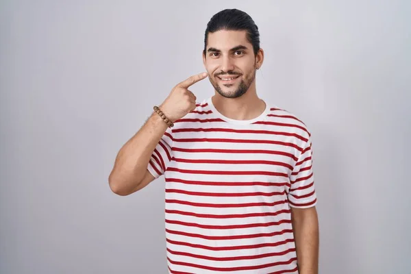 Hispanic Man Long Hair Standing Isolated Background Pointing Hand Finger — ストック写真