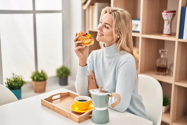 Ung Blond Kvinna Äter Frukost Sittandes Bordet Hemma — Stockfoto