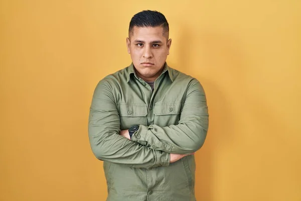 Jeune Homme Hispanique Debout Sur Fond Jaune Sceptique Nerveux Désapprouvant — Photo