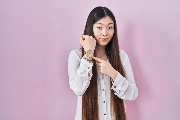 Chinese Jonge Vrouw Staan Roze Achtergrond Haast Wijzend Naar Tijd — Stockfoto