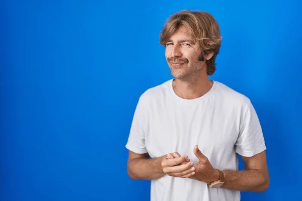 Middle Age Man Standing Blue Background Hands Together Crossed Fingers — Stock Photo, Image