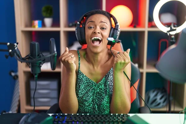 Donna Afroamericana Che Gioca Videogiochi Urlando Orgoglioso Celebrando Vittoria Successo — Foto Stock