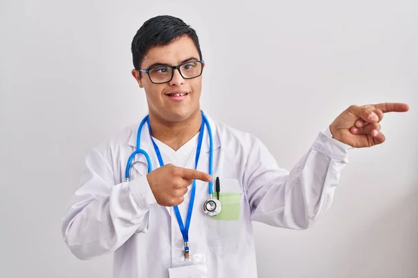 Joven Hispano Con Síndrome Vistiendo Uniforme Médico Estetoscopio Sonriendo Mirando — Foto de Stock