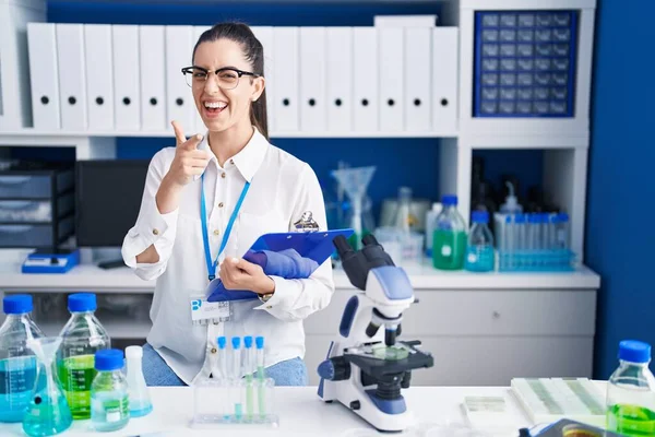Mujer Morena Joven Que Trabaja Laboratorio Científico Señalando Los Dedos — Foto de Stock