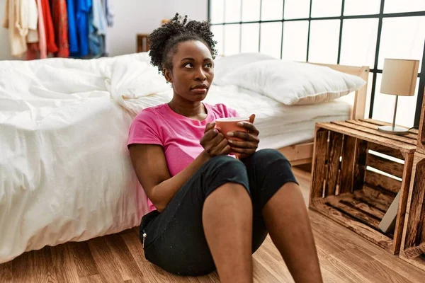 Afrikansk Amerikansk Kvinne Drikker Kaffe Sittende Gulvet Soverommet – stockfoto