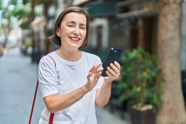 Μέση Ηλικία Γυναίκα Χαμογελώντας Αυτοπεποίθηση Χρησιμοποιώντας Smartphone Στο Δρόμο — Φωτογραφία Αρχείου