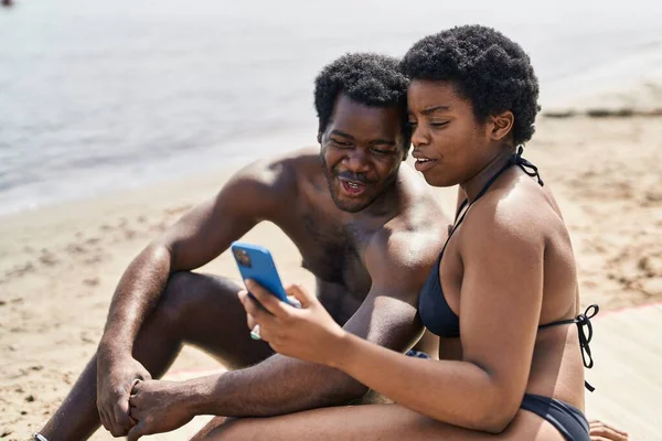 Αφροαμερικανοί Άνδρες Και Γυναίκες Ζευγάρι Φορώντας Μαγιό Χρησιμοποιώντας Smartphone Στην — Φωτογραφία Αρχείου