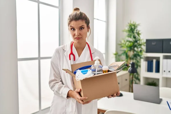 Jovem Médico Mulher Segurando Caixa Com Itens Médicos Cético Nervoso — Fotografia de Stock