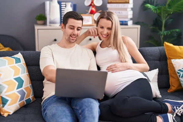 Hombre Mujer Pareja Usando Portátil Esperando Bebé Casa — Foto de Stock