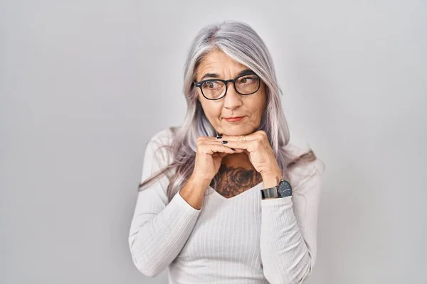 Žena Středního Věku Šedými Vlasy Stojící Nad Bílým Pozadím Smějící — Stock fotografie
