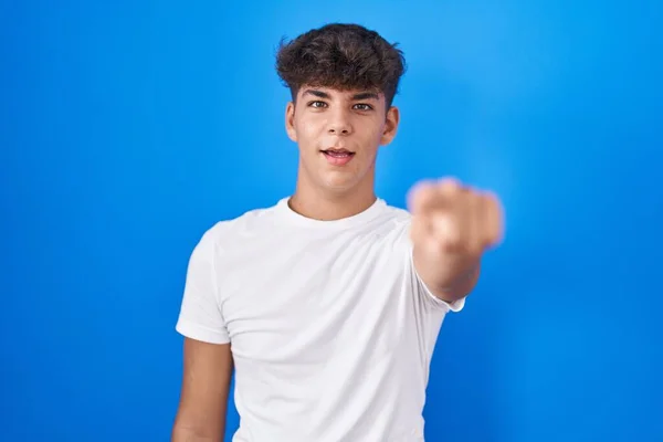 Hispánský Teenager Stojící Nad Modrým Pozadím Ukazuje Nespokojeně Frustrovaně Kameru — Stock fotografie