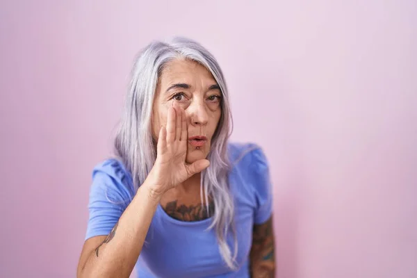 Mujer Mediana Edad Con Tatuajes Pie Sobre Fondo Rosa Mano — Foto de Stock