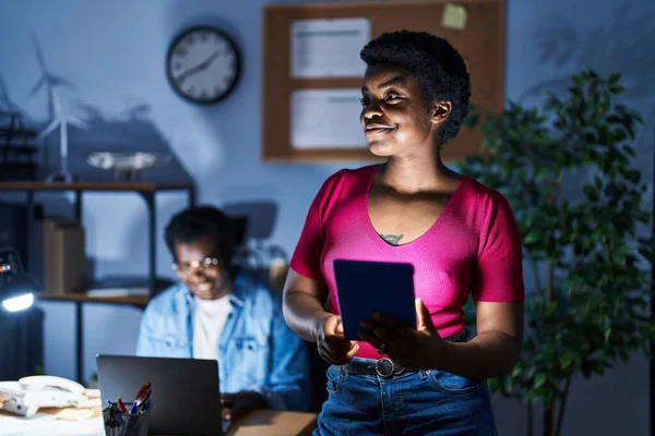 Africano Americano Homem Mulher Trabalhadores Negócios Usando Laptop Touchpad Trabalhando — Fotografia de Stock