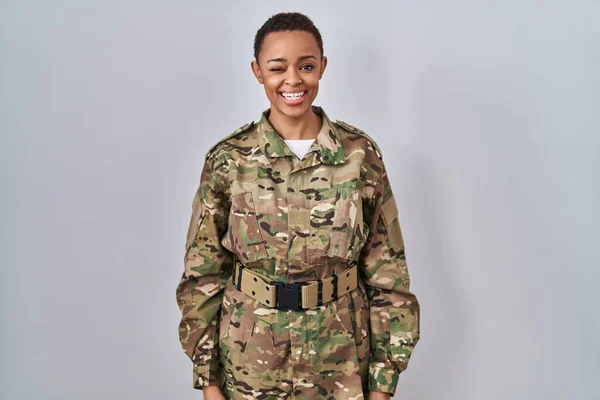 Mulher Americana Africana Bonita Vestindo Uniforme Exército Camuflagem Piscando Olhando — Fotografia de Stock