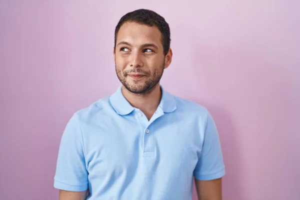 Homem Hispânico Sobre Fundo Rosa Sorrindo Olhando Para Lado Olhando — Fotografia de Stock