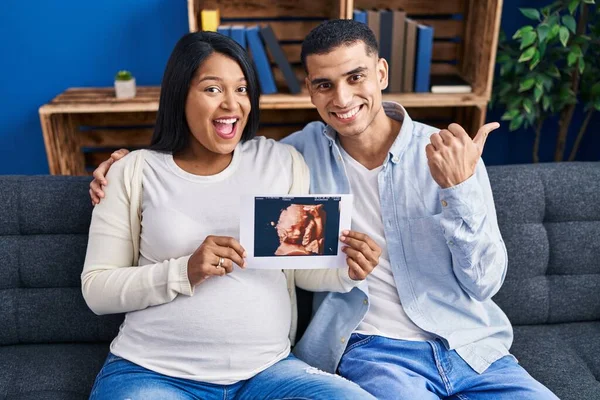 Jong Hispanic Paar Verwacht Een Baby Zitten Bank Tonen Baby — Stockfoto