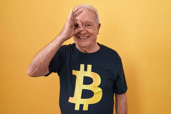 Senior Man Med Grått Hår Bär Bitcoin Skjorta Gör Gest — Stockfoto