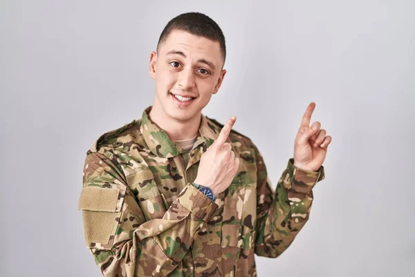 Ung Man Klädd Kamouflage Armé Uniform Ler Och Tittar Kameran — Stockfoto