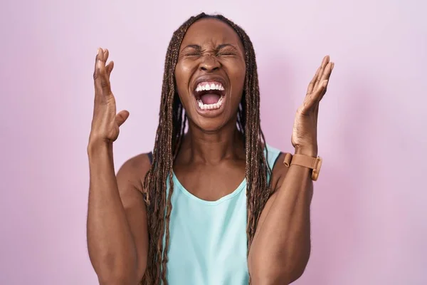 Mujer Afroamericana Pie Sobre Fondo Rosa Loca Loca Gritando Gritando —  Fotos de Stock