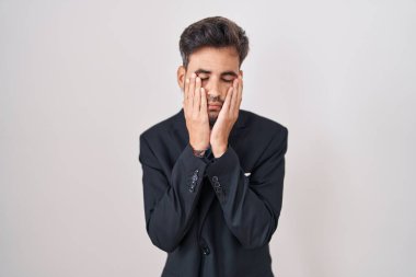 Dövmeleri olan, iş kıyafeti giyen, kravat takan, yüzü, depresyonu ve üzüntüyü örten, üzgün ve sıkıntılı genç İspanyol bir adam. 