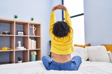 Genç, güzel İspanyol bir kadın yatak odasında kollarını açarak uyanıyor.