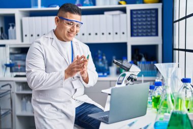 Genç latin bilimadamı gülümsüyor. Laboratuvardan video çağrısı geliyor.