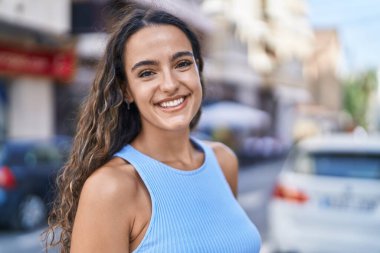 Sokakta kendine güvenen güzel İspanyol bir kadın.