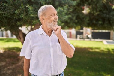 Şehirde sakallı ve bıyıklı yaşlı bir adamın portresi.