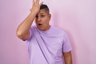 Pembe arka planda duran Latin asıllı genç adam bir hata yüzünden şaşırdı. Hatayı hatırla. Unuttum, kötü hafıza kavramı. 