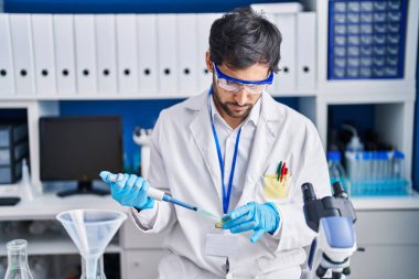 Laboratuvarda çalışan genç İspanyol bilim adamı.