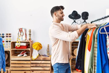 Yakışıklı İspanyol adam perakende dükkanından alışveriş yapıyor.