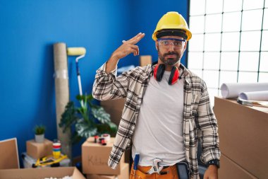 Sakallı, evde çalışan genç, İspanyol bir adam. Tadilatta çalışıyor. Kendini vuruyor, öldürüyor.. 