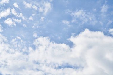 Güneşli bir günde bulutlu güzel mavi gökyüzü