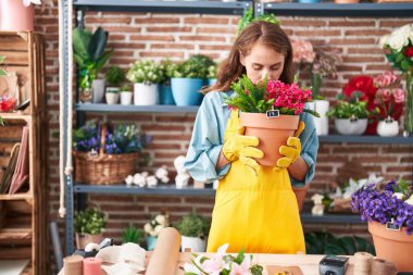 Çiçekçide çiçek kokan güzel İspanyol kadın.