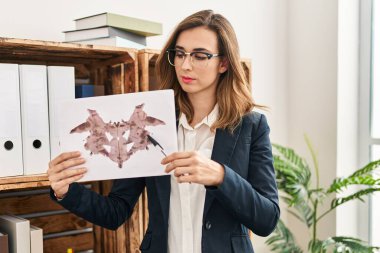 Klinikte psikoloji dersi alan genç bir kadın hata testi yaptırıyor.