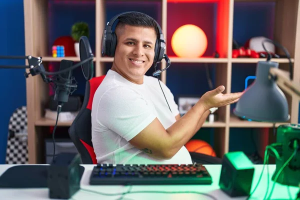 Young Hispanic Man Playing Video Games Pointing Aside Hands Open — Stock Photo, Image