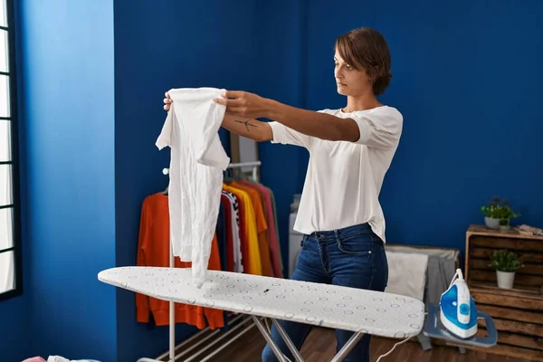 Young Beautiful Hispanic Woman Holding Shirt Ironing Clothes Laundry Room — ストック写真