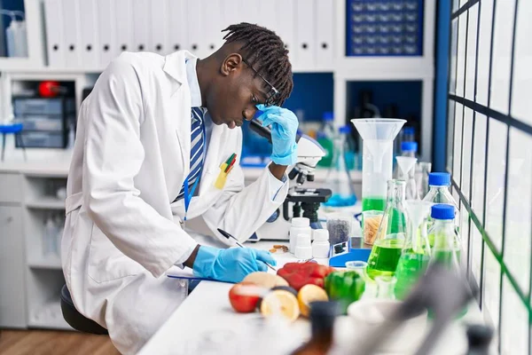 Afrykański Amerykański Naukowiec Podkreślił Pisanie Raportu Laboratorium — Zdjęcie stockowe