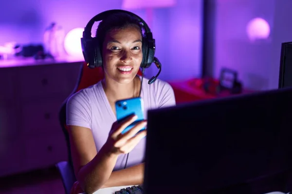Junge Schöne Hispanische Frau Streamt Mit Computer Und Smartphone Spielothek — Stockfoto