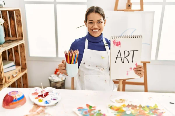 Jovem Latina Segurando Caderno Arte Xícara Com Lápis Estúdio Arte — Fotografia de Stock