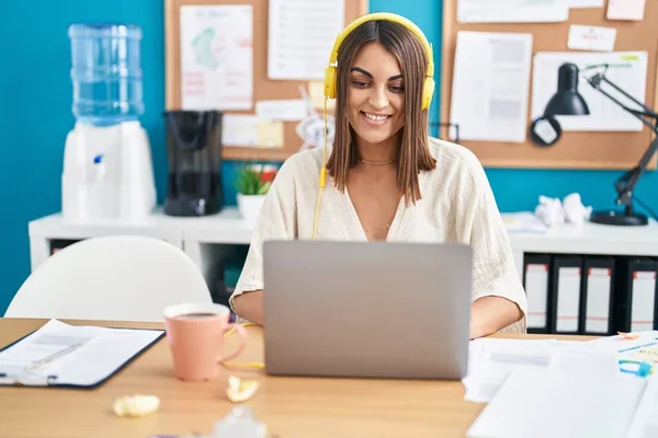Young Beautiful Hispanic Woman Business Worker Listening Music Working Office — Stockfoto