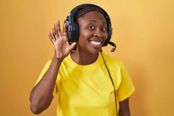 Africká Američanka Která Poslouchá Hudbu Používá Sluchátka Usmívá Naslouchá Drbům — Stock fotografie