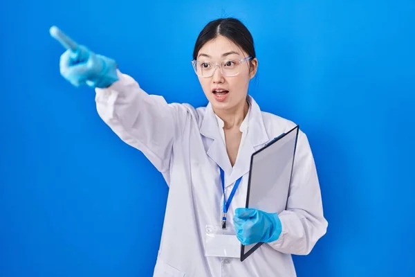 과학자 실험실에서 일하고 중국의 손가락으로 앞쪽을 놀라게 — 스톡 사진