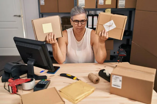 Mulher Meia Idade Trabalhando Comércio Eletrônico Pequenas Empresas Cético Nervoso — Fotografia de Stock