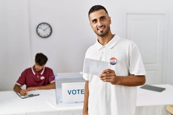 Jovem Hispânico Votando Colocando Envoltório Urna Parecendo Positivo Feliz Sorrindo — Fotografia de Stock
